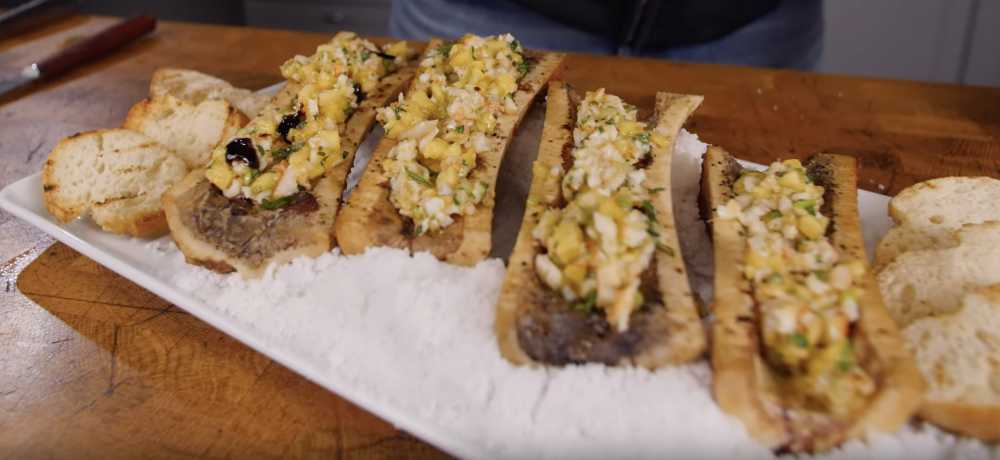 Мозговые косточки с сальсой из манго
